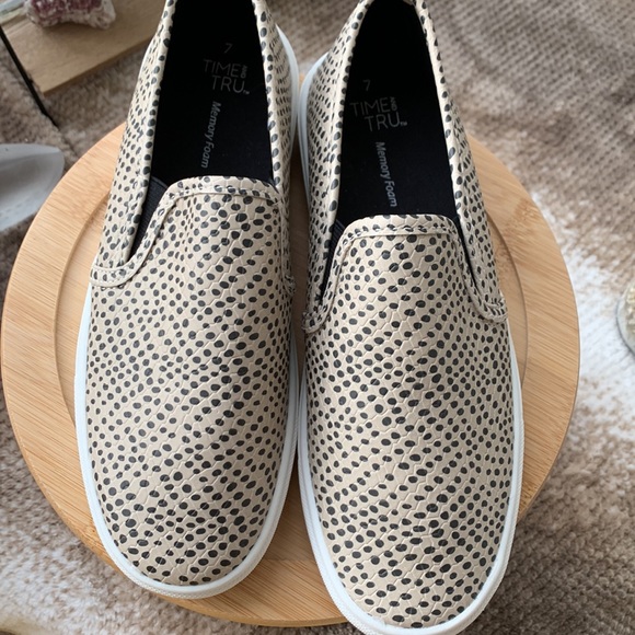 Time and Tru Memory Foam Sneakers - Picture 3 of 10